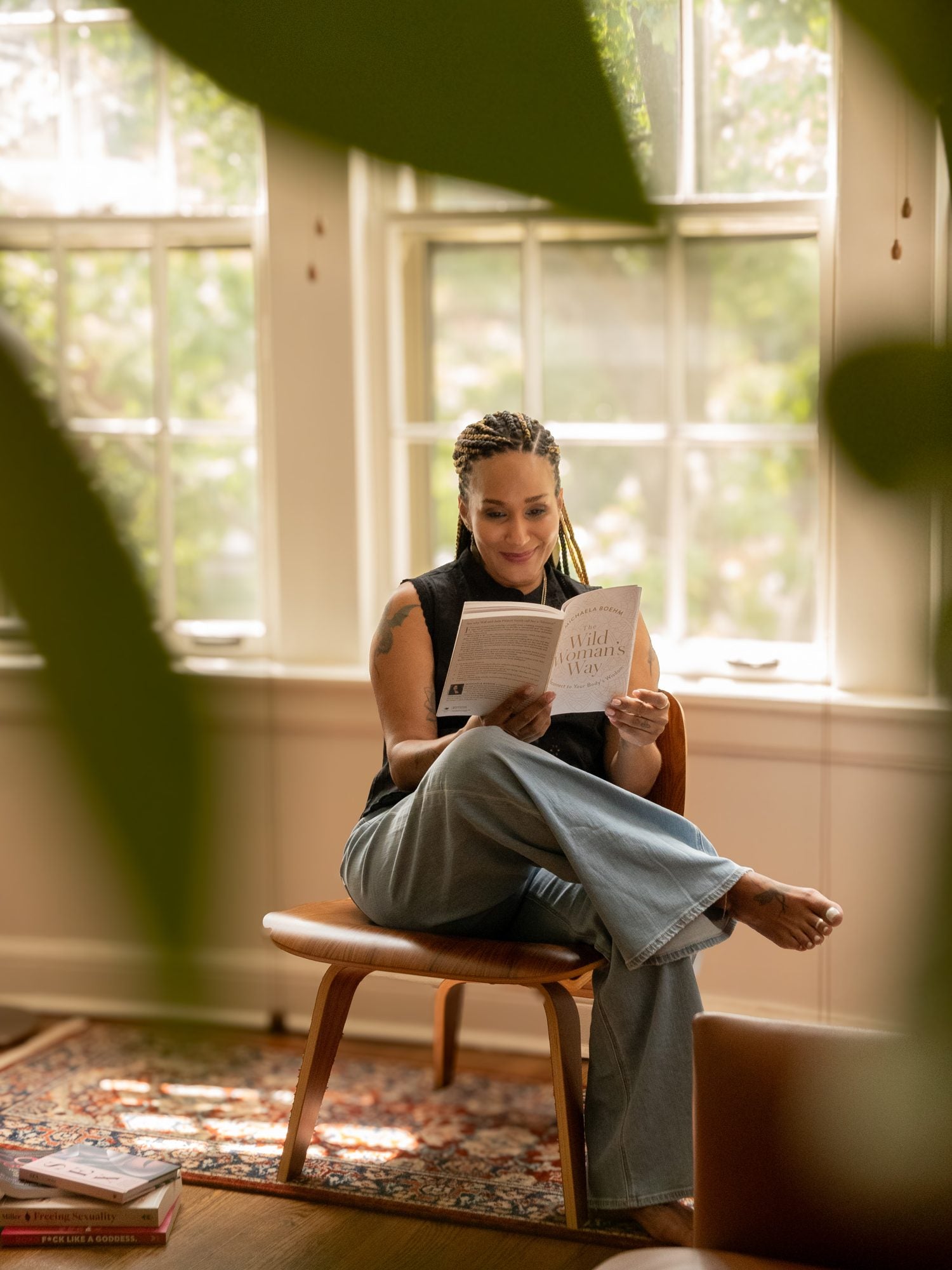 Souyenne reading at home