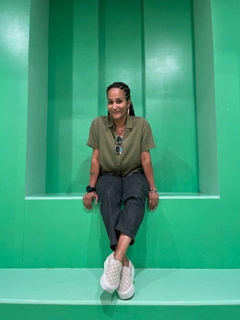 Souyenne against a green wall
